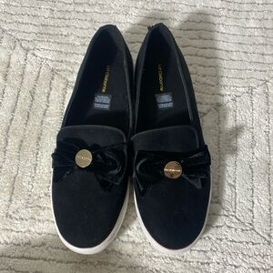 Liz Claiborne Weaver Womens Black Slip On Sneaker Shoes Black Velvet Bow Size 9
